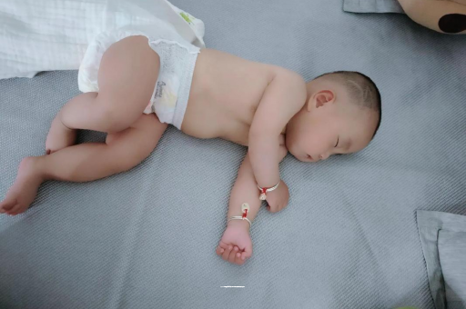 成都试管代怀六个月宝宝眼睛散光